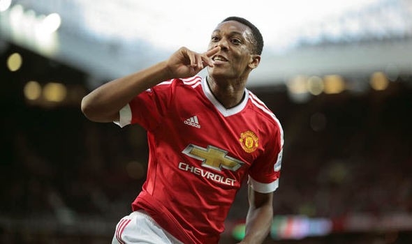 HLV Van Gaal nói gì về “công và tội” của Martial? Martial ăn mừng bàn thắng.