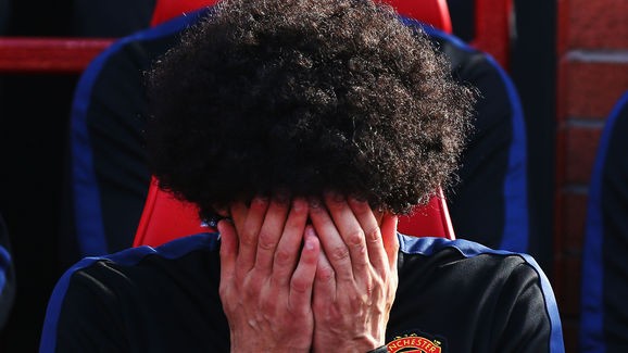 Gã tóc xù M.U lại dính scandal gạ tình Fellaini lại dính vào rắc rối tình ái.