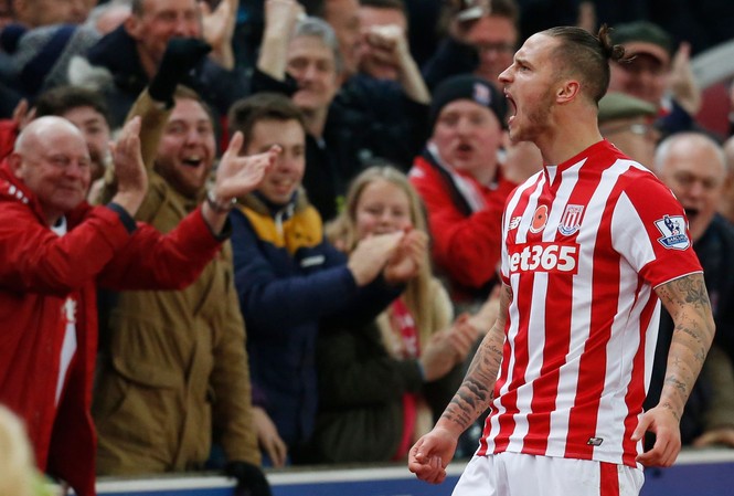Hạ đội bóng của Mourinho, trò cũ mất ngủ vì hả hê Arnautovic ăn mừng bàn thắng vào lưới Chelsea.