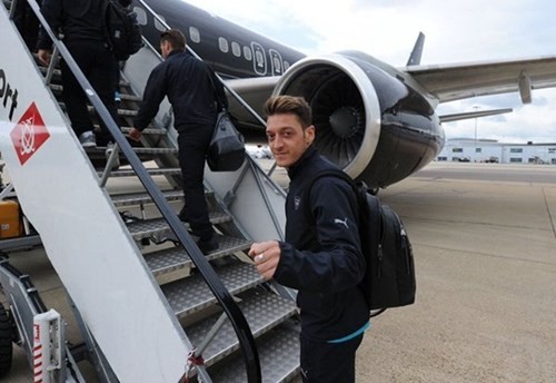 Chơi sang, Arsenal bị chửi là... ngu ngốc Ozil hý hửng vì được đi máy bay tới Norwich.