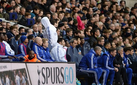 Mourinho nói gì khi bị học trò ném áo vào người? Diego Costa thể hiện thái độ thiếu chuyên nghiệp.