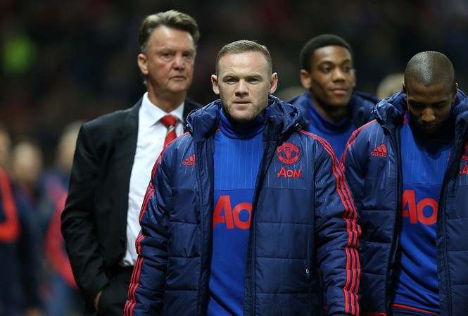 Van Gaal trảm Rooney để 'cứu ghế', nhưng bất thành Rooney dự bị đầu trận, nhưng được tung vào sân trong hiệp 2.