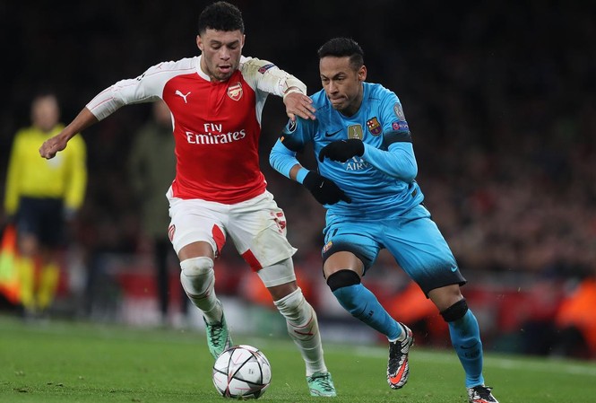 ĐT Anh mất hai “chiến tướng” trước VCK Euro? Oxlade-Chamberlain dính chấn thương nặng trong trận đấu với Barcelona.