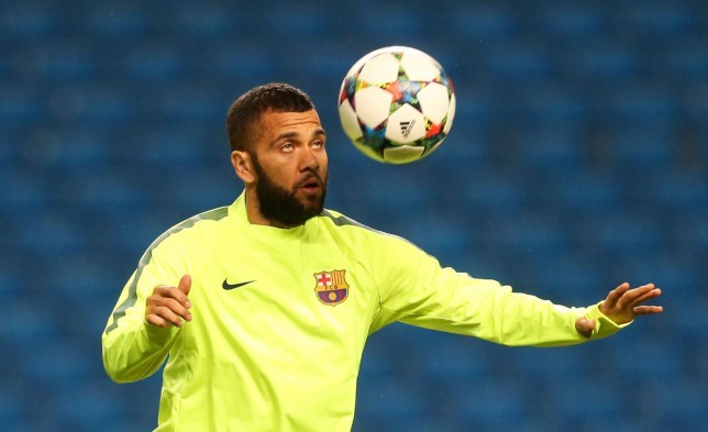 Bị HLV Enrique treo giò, Alves tính chuồn sang Trung Quốc Alves muốn rời Barcelona ngày trong hè 2016.