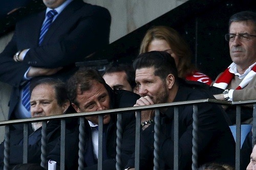 HLV Simeone dính thẻ đỏ vì chơi tiểu xảo Simeone ngồi trên khán đài theo dõi hiệp hai.