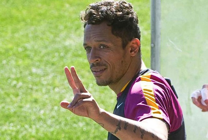 Barcelona là một “ổ trốn thuế” ở châu Âu Adriano bị điều tra tội trốn thuế.