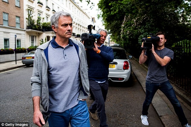 Bản tin Thể thao: Mourinho nhận lương 75 triệu bảng ở M.U Mourinho ký hợp đồng 5 năm và nhận lương 15 triệu bảng/năm ở M.U.