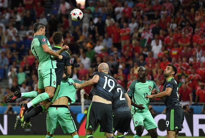 Ronaldo và Nani tăng nhiệt cho cuộc đua Vua phá lưới Ronaldo trong tình huống ghi bàn mở tỷ số trận đấu.