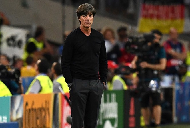 HLV Đức chua chát 'đen thôi chứ đỏ quên đi' HLV Joachim Loew không giấu được nỗi buồn sau trận đấu.