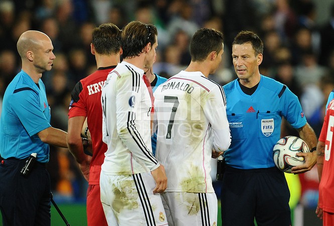 Trọng tài là điểm may của Bồ Đào Nha ở chung kết Trọng tài Clattenburg vốn có thiện cảm với Ronaldo.