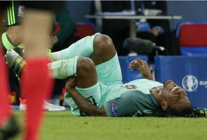 Bồ Đào Nha lo sốt vó với chấn thương của 'thần đồng' Renato Sanches dính chấn thương ở trận gặp xứ Wales.