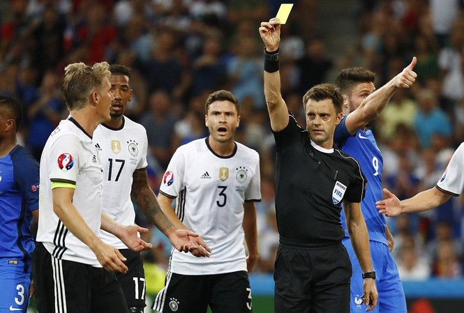 Có thế lực 'trù úm' tuyển Đức ở EURO? Schweinsteiger thất vọng vì bị thổi penalty trận gặp Pháp.