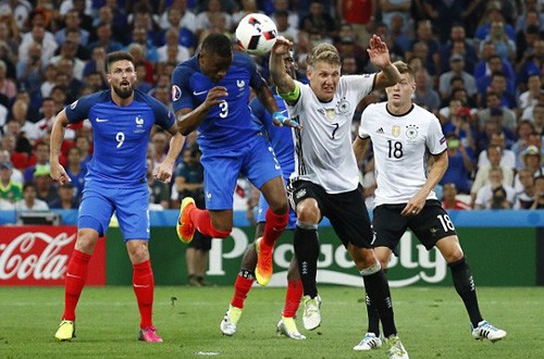 Đức thua Pháp, tội lỗi đổ lên đầu Schweinsteiger Tình huống Schweinsteiger để bóng chạm tay trong vòng cấm, khiến Đức phải nhận một quả phạt đền.