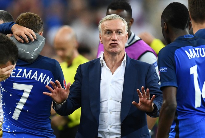 HLV Deschamps nói Pháp đã 'ném đi cơ hội vô địch' HLV Deschamps thất vọng khi Pháp vuột chức vô địch EURO trên sân nhà.