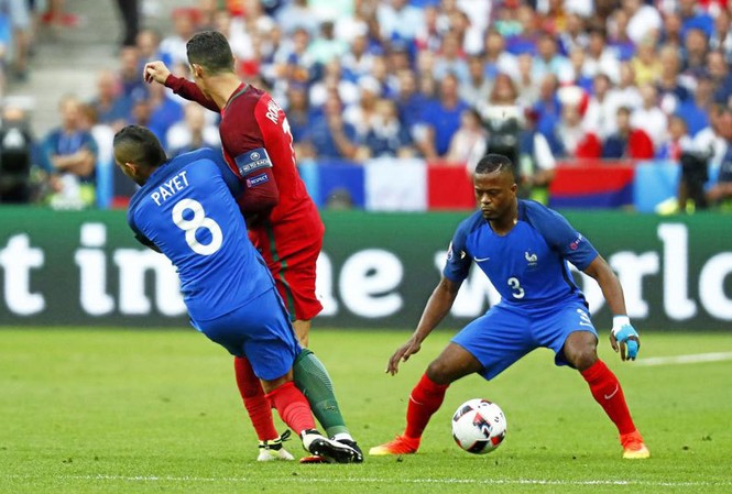 Mẹ già điên tiết khi Ronaldo bị Payet 'triệt hạ' Tình huống Ronaldo bị Payet vào bóng ác ý dẫn tới chấn thương.