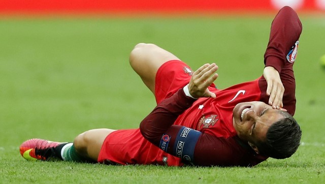 Real mất Ronaldo dài hạn vì chấn thương ở chung kết? Ronaldo có thể phải nghỉ dài hạn vì chấn thương gặp phải ở trận chung kết.