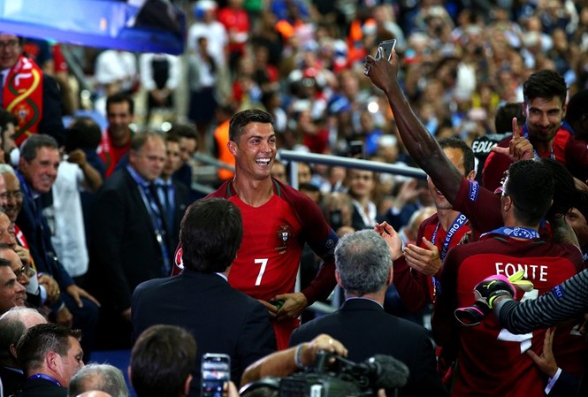 Ronaldo nói gì sau khi vô địch EURO 2016? Ronaldo đã có danh hiệu đầu tiên cùng ĐT Bồ Đào Nha.