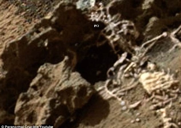 Phát hiện bộ xương còn nguyên vẹn trên Sao Hỏa? Một đoạn video được Paranormal Crucible đăng lên YouTube đã cho thấy những gì họ cho là một bộ xương còn nguyên vẹn của một vị vua hay chiến binh Sao Hỏa cổ đại nào đó.