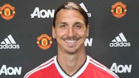 BẢN TIN Thể thao: Ibrahimovic lại phá kỷ lục tại M.U Ibrahimovic trong ngày ký hợp đồng với M.U.