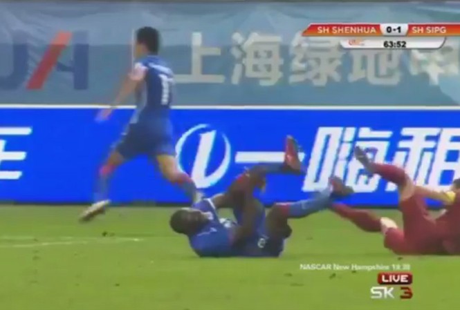 Gãy chân tại Trung Quốc, cựu sao Chelsea có thể giải nghệ Tìn huống gãy chân kinh hoàng của Demba Ba.