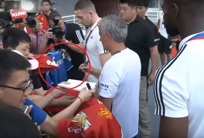 Thù Chelsea, HLV Mourinho từ chối ký tặng áo đấu HLV Mourinho từ chối ký tặng vào áo đấu Chelsea.