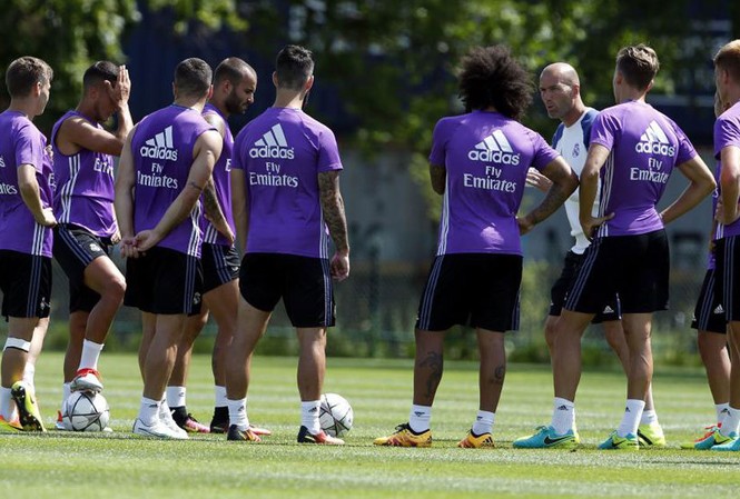 Đá 3 trận giao hữu, Real kiếm núi tiền HLV Zinedine Zidane chỉ đạo các học trò tập luyện.