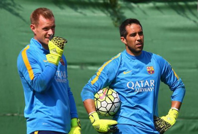 Man City bất ngờ chiêu mộ thành công thủ môn của Barca Claudio Bravo (phải) đồng ý gia nhập Man City.