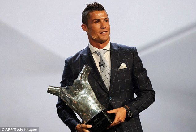 Ronaldo nói khi khi giành giải Cầu thủ hay nhất châu Âu? Ronaldo xuất sắc giành giải thưởng Cầu thủ xuất sắc nhất châu Âu 2015-2016.