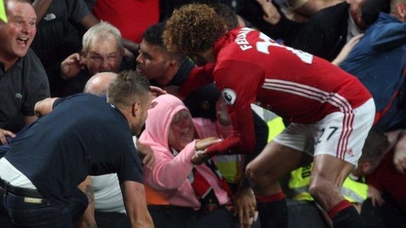M.U nhận tin “sét đánh” sau chiến thắng trước Hull City Fellaini giải cứu CĐV nữ M.U bị mắc kẹt.
