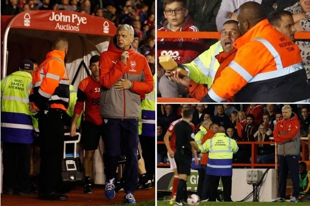 HLV Wenger giật mình vì CĐV mời… ăn bánh bao CĐV bị giữ lại vì mang bánh bao xuống sân mời HLV Wenger ăn.
