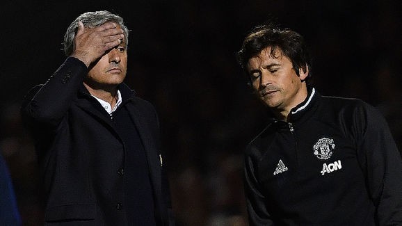Lo mất việc, HLV Mourinho làm việc 12 giờ/ngày HLV Jose Mourinho làm việc cật lực cùng các đồng nghiệp.