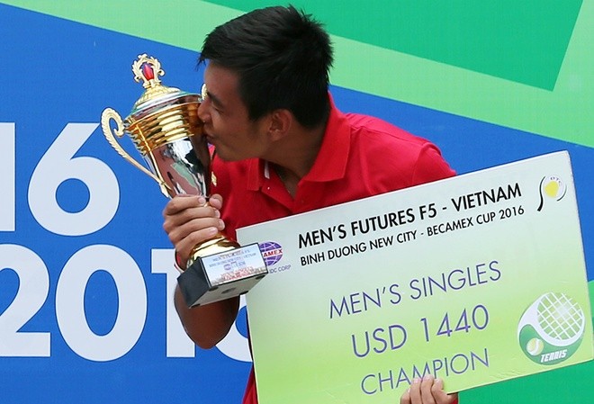 BẢN TIN Thể thao: Lý Hoàng Nam vô địch đơn nam F5 Futures Lý Hoàng Nam chiếc Cup vô địch. Ảnh: Vnexpress