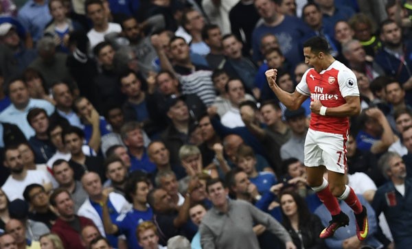 Arsenal vs Chelsea (3-0): Quá nhanh, quá nguy hiểm Sanchez ăn mừng bàn mở tỷ số.