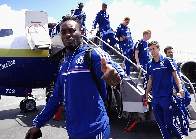 Cựu “máy quét” Chelsea đầu quân cho ĐKVĐ Thái Lan Michael Essien chuẩn bị gia nhập Muangthong United.