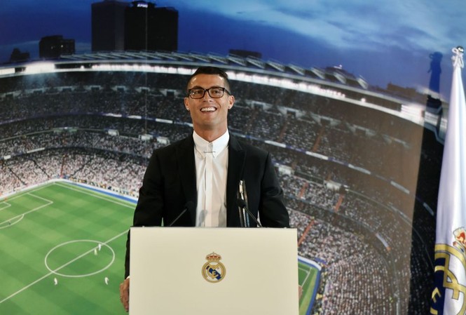 Ronaldo gia hạn với Real, hưởng lương 365.000 bảng/tuần Ronaldo chính thức gia hạn với Real Madrid.