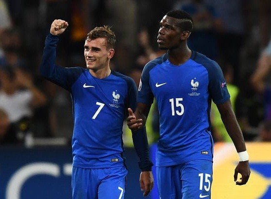 BẢN TIN Thể thao: 'Vua phá lưới' EURO bật đèn xanh cho M.U Antoine Griezmann muốn được sát cánh cùng Paul Pogba trong tương lai.