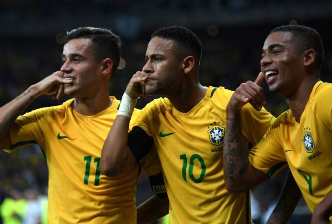 BẢN TIN Thể thao: Neymar tỏa sáng, Brazil vùi dập Argentina Neymar ăn mừng bàn thắng cùng các đồng đội.