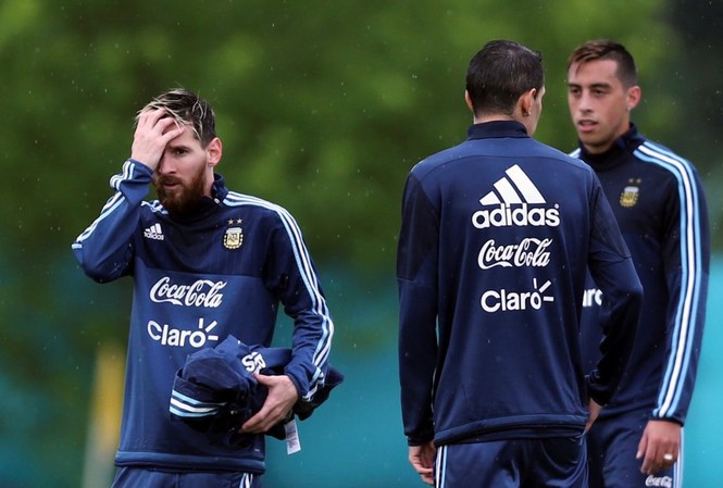 Argentina vắng 'chiến tướng' Messi khi gặp Colombia? Messi dính cúm và đối mặt nguy cơ lỡ trận gặp Colombia.