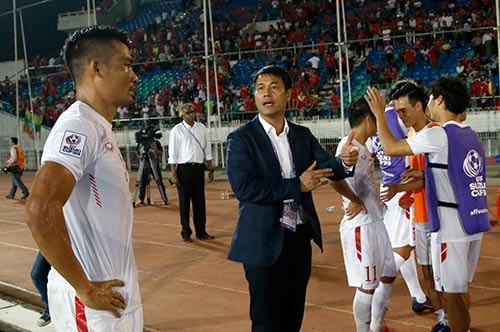 BẢN TIN thể thao: HLV Hữu Thắng mắng hàng thủ Việt Nam ngay trên sân HLV Hữu Thắng không hài lòng với hàng thủ Việt Nam.