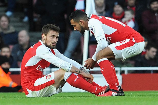 HLV Wenger than trời vì Debuchy... quá đen Dubechy thất vọng vì trở lại sau 1 năm nghỉ thi đấu vì chấn thương, nhưng chỉ đá được 16 phút.