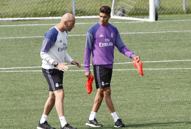 Dính bão chấn thương, HLV Zidane cậy nhờ cầu thủ 18 tuổi HLV Zidane cậy nhờ cầu thủ 18 tuổi - Achraf Hakimi.