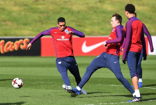 Sao M.U 'tự hại' nhau, HLV Mourinho buốt lòng Chris Smalling và Phil Jones chấn thương khi làm nhiệm vụ ở ĐT Anh.