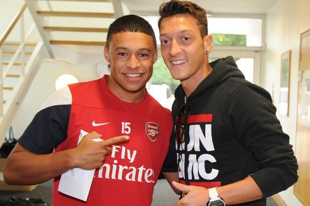 M.U “thừa nước đục, thả câu” bộ đôi Arsenal M.U muốn có cả Alex Oxlade-Chamberlain và Mesut Ozil.