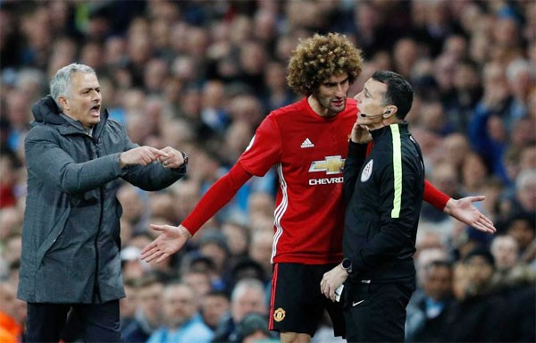 Fellaini rao bán nhà, tính chuyện rời M.U? Fellaini bị CĐV nhà chỉ trích vì nhận thẻ đỏ trong trận đấu với Man City.