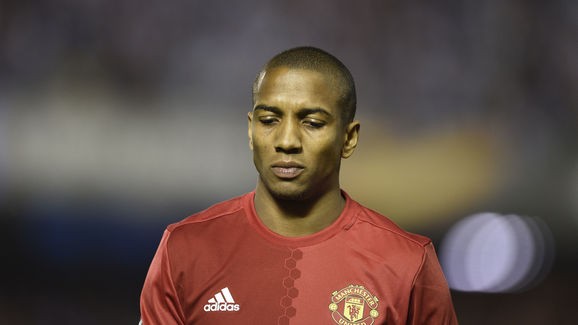 Công thần 'cầu xin' Mourinho cho ở lại M.U Ashley Young muốn tiếp tục gắn bó với M.U.