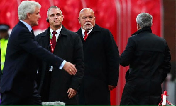 M.U đứt mạch thắng, Mourinho không thèm bắt tay HLV Stoke City HLV Mourinho không thèm bắt tay đồng nghiệp Mark Hughes.