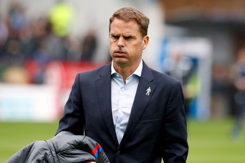 HLV Premier League đầu tiên mất việc ở mùa này Frank de Boer trở thành HLV đầu tiên bị mất việc ở Premier League mùa này.