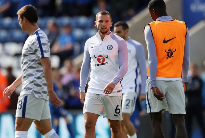 Chelsea nhận hung tin từ 'bom tấn' trị giá 35 triệu bảng Danny Drinkwater chưa thể ra sân cùng Chelsea vì dính chấn thương.