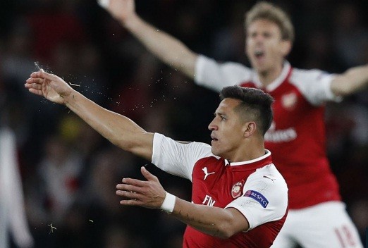 HLV Wenger nói gì khi Sanchez lập tuyệt phẩm? Sanchez ăn mừng bàn thắng cho Arsenal.