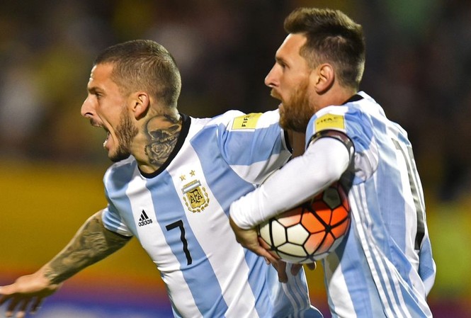 Messi tỏa sáng, Argentina lách qua 'cửa tử' Messi tỏa sáng giúp Argentina giành vé tham dự VCK World Cup 2018.